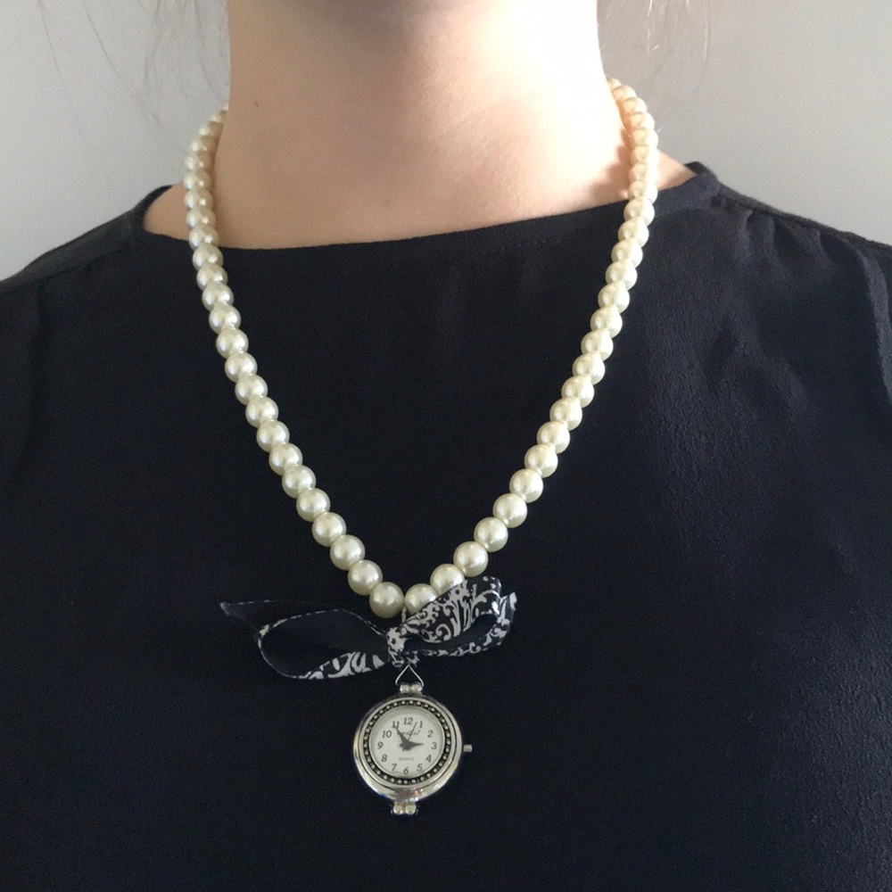 ONE OF A KIND, pearl necklace with a clock!